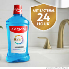 Colgate líquido translúcido peppermint mostrando textura suave sin alcohol