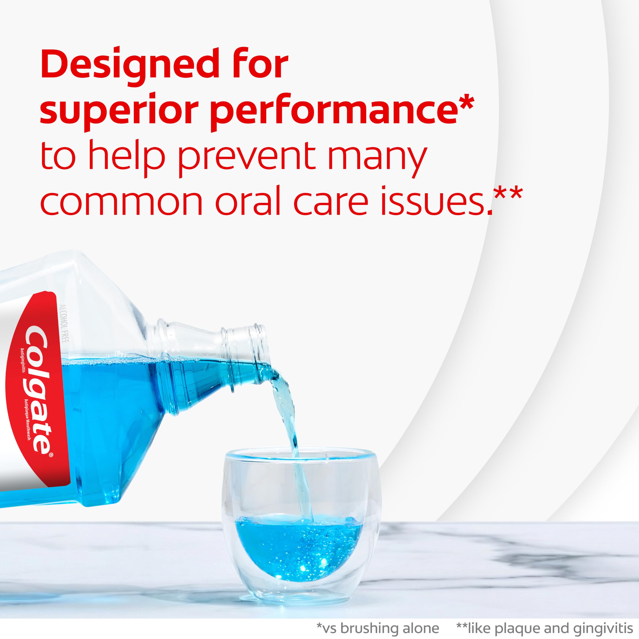 Persona enjuagándose con Colgate Total para protección antibacteriana de 12 horas