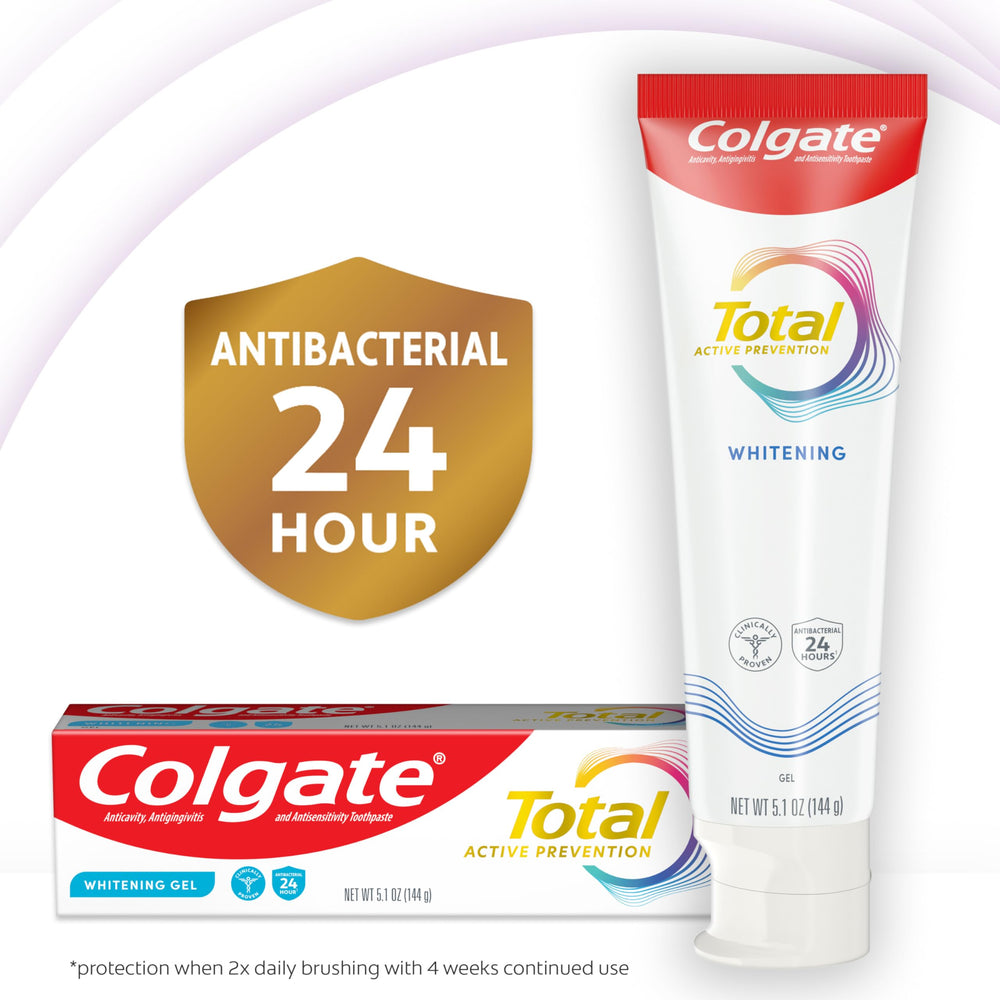 Colgate Total tubo en mano para comparar tamaño y duración del suministro