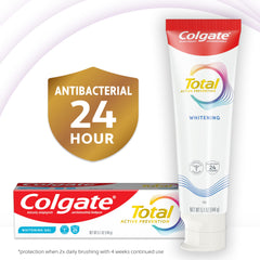 Colgate Total tubo en mano para comparar tamaño y duración del suministro