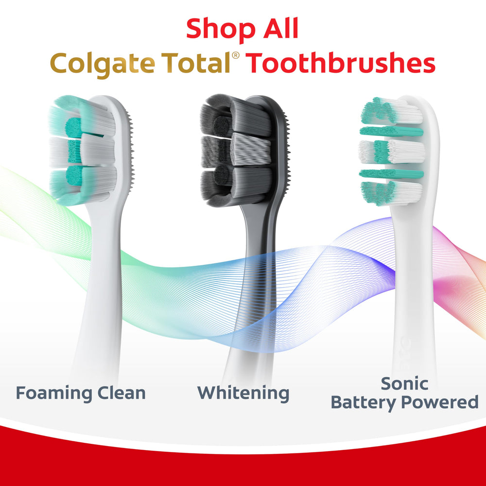 Colgate cepillo junto a una moneda para comparar tamaño y ergonomía