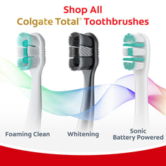 Colgate cepillo junto a una moneda para comparar tamaño y ergonomía