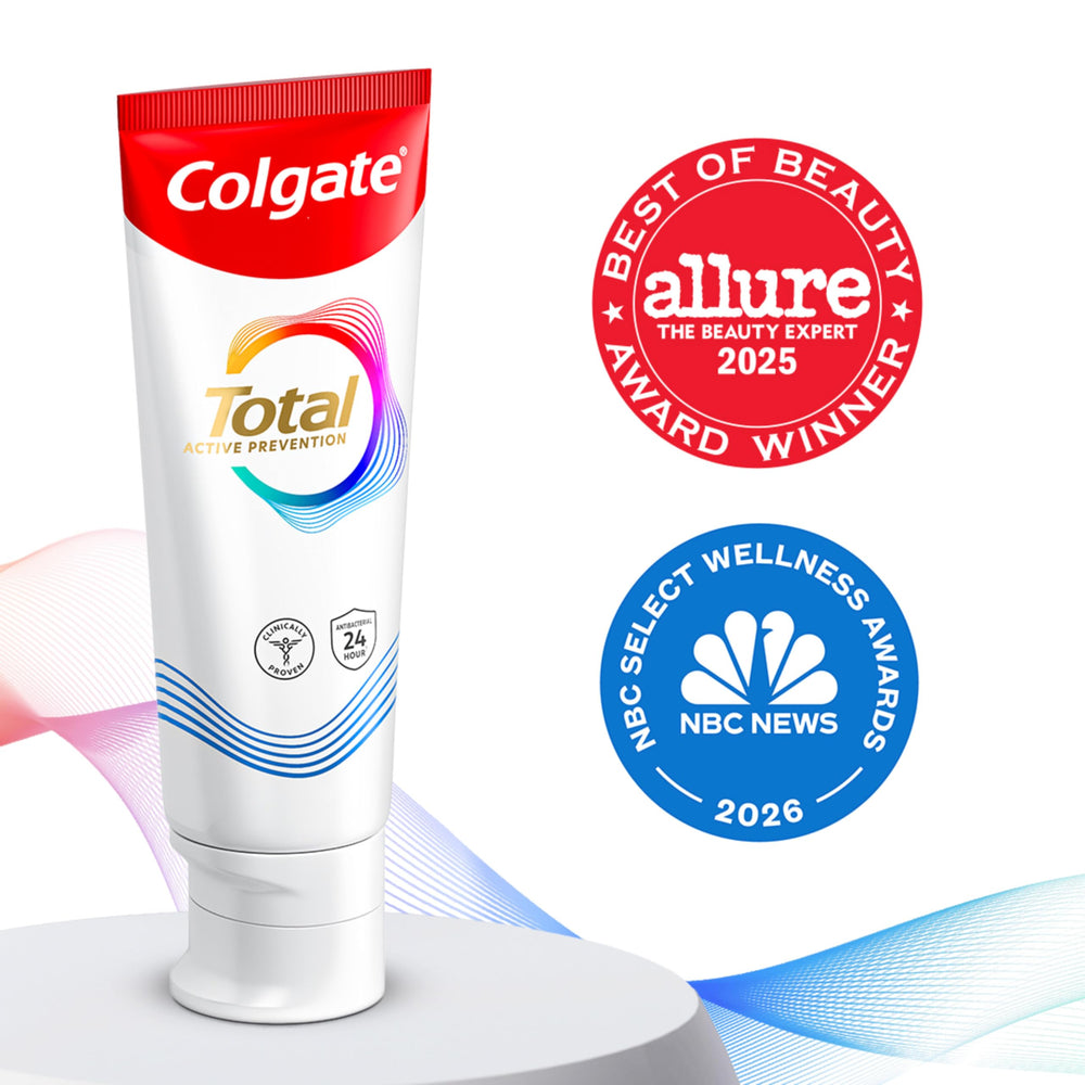 Colgate persona cepillando dientes para una sensación fresca y limpieza