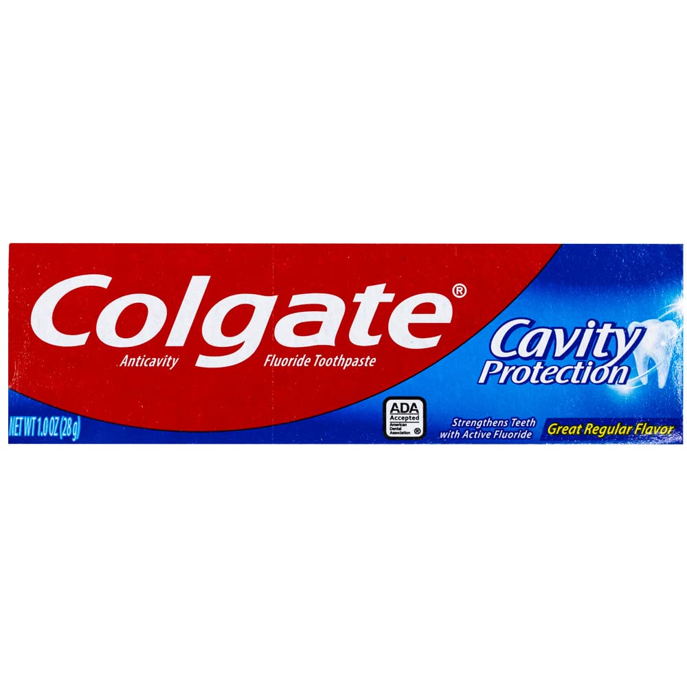 Colgate primer plano del tubo y textura de la pasta que facilita limpieza eficaz