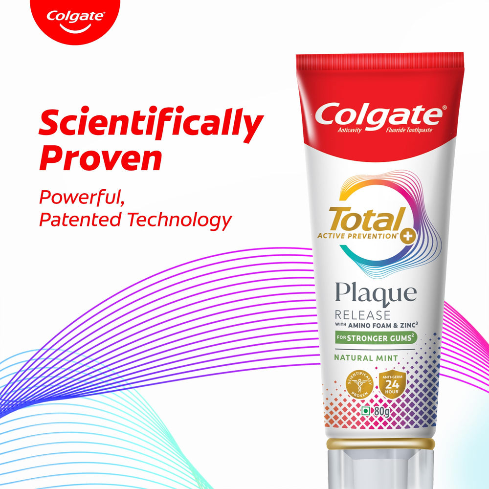 Colgate persona aplicando pasta para una limpieza más completa