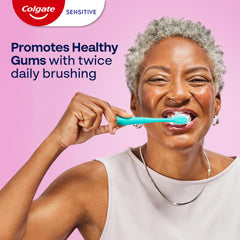 Colgate en un baño mostrando estilo de vida y frescura diaria