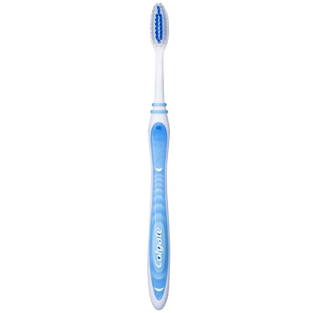 Colgate cepillo en uso en mano demostrando facilidad de manejo