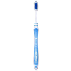 Colgate cepillo en uso en mano demostrando facilidad de manejo