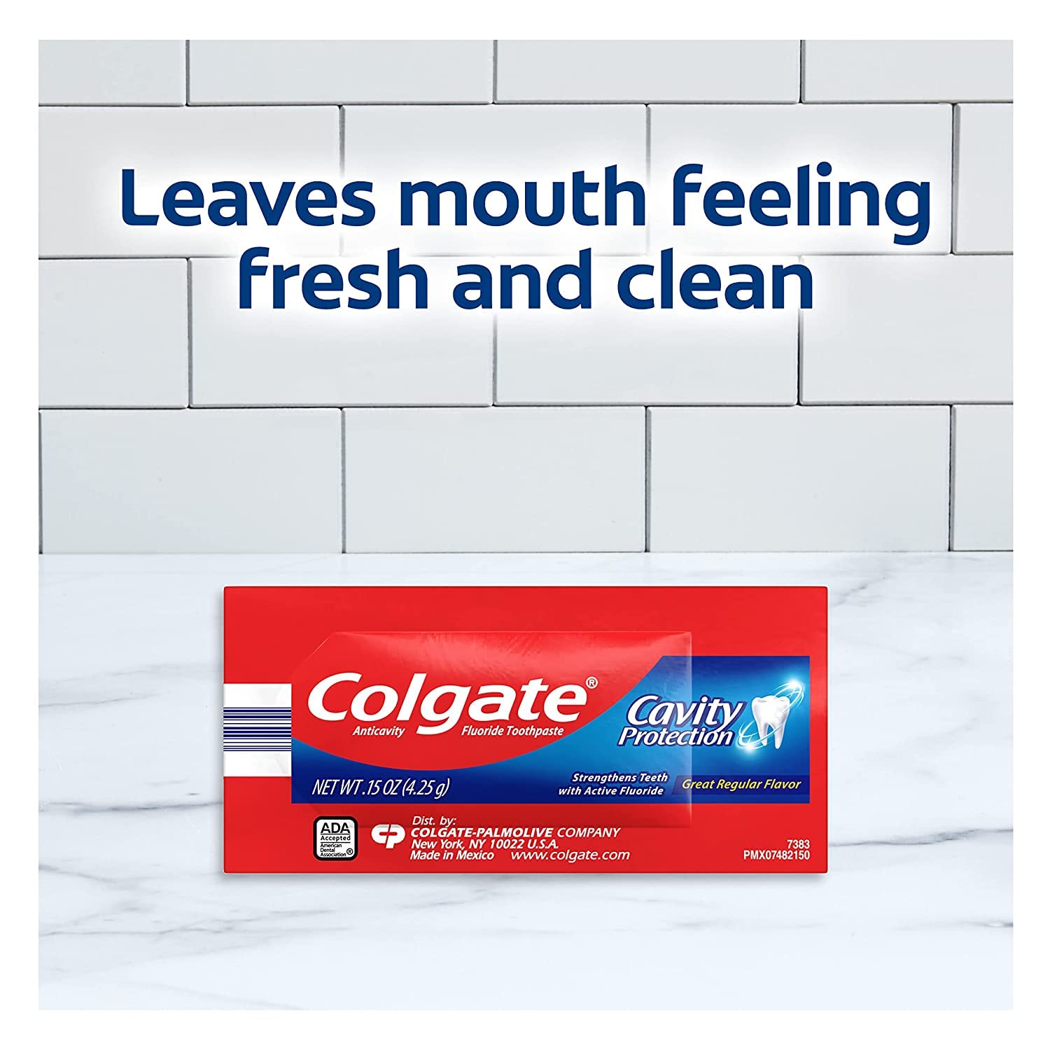 Colgate pasta en mochila lista para viajar ofreciendo conveniencia