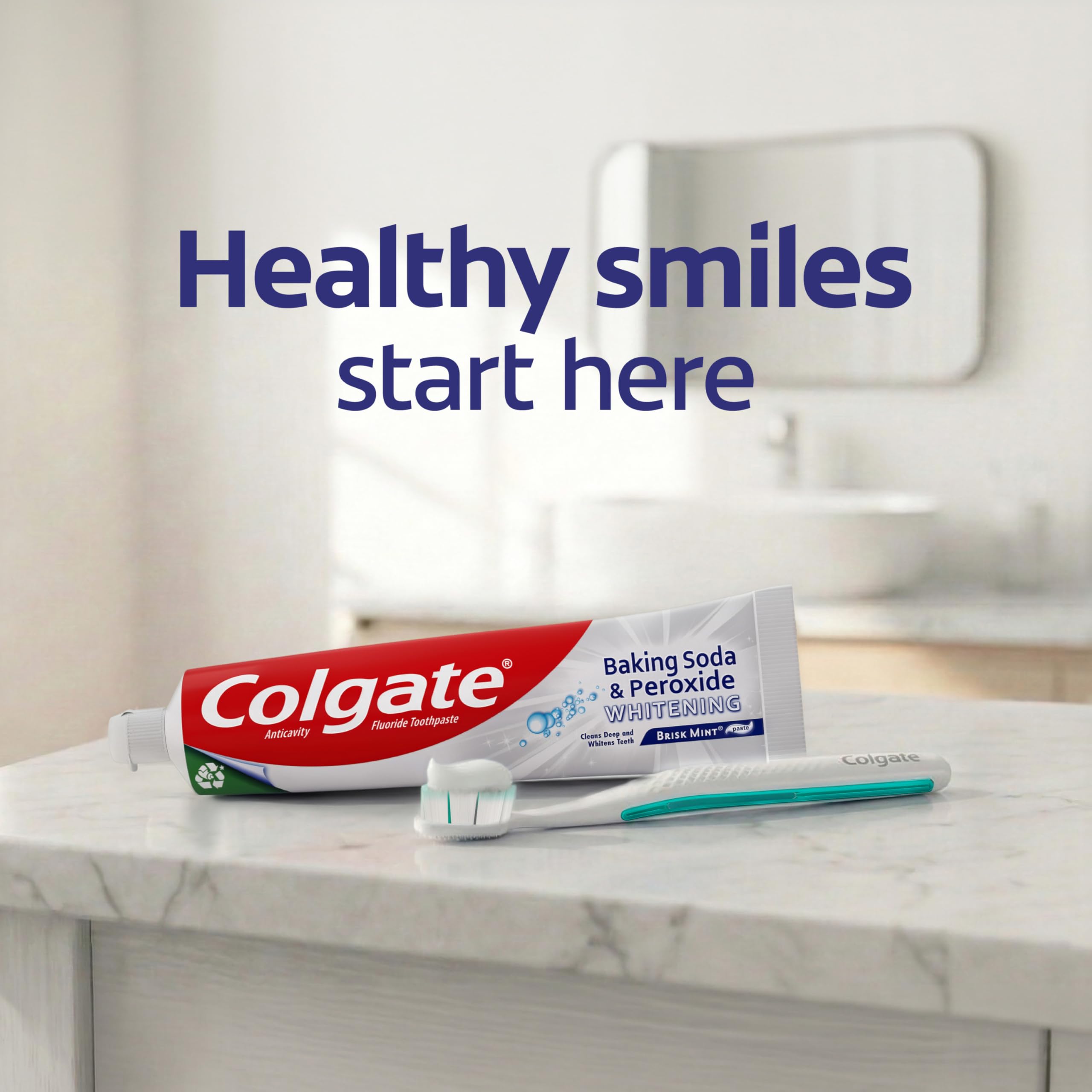 Persona usando Colgate después de comer para aliento fresco y sensación limpia