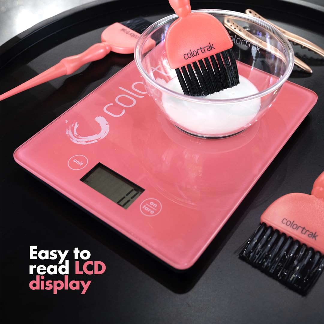 Colortrak báscula en uso en salón midiendo mezcla de color con estabilidad