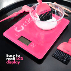 Colortrak báscula en uso en salón midiendo mezcla de color con estabilidad