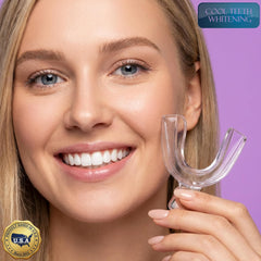 Cool Teeth Whitening kit completo sobre mesa, práctico y listo para usar
