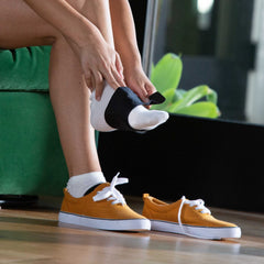 Copper Fit abrazadera colocada dentro de una zapatilla para soporte discreto