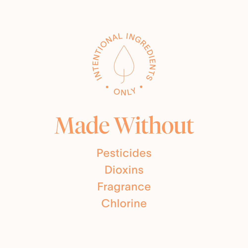Cora contexto lifestyle con bolso y productos menstruales, discreción