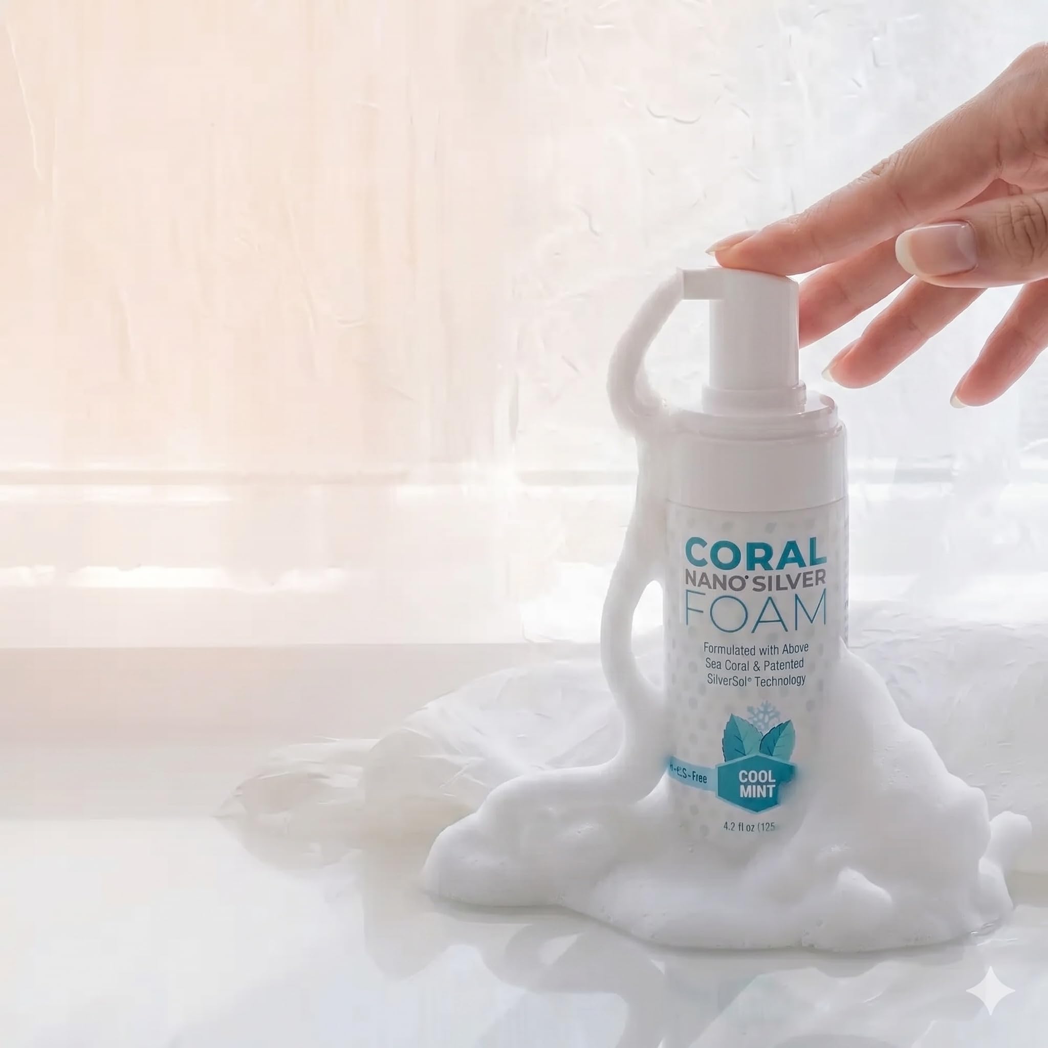 Envase Coral White frontal mostrando diseño y beneficio de limpieza suave