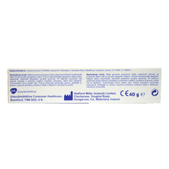 Usuario aplicando Corega Extra Strong en prótesis dental para mayor confianza al hablar