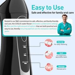 Persona usando COSLUS C20 en el lavabo, limpieza interdental eficiente y cómoda