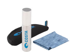 Costa Del Mar primer plano del kit con botella y paño, limpieza segura en viaje