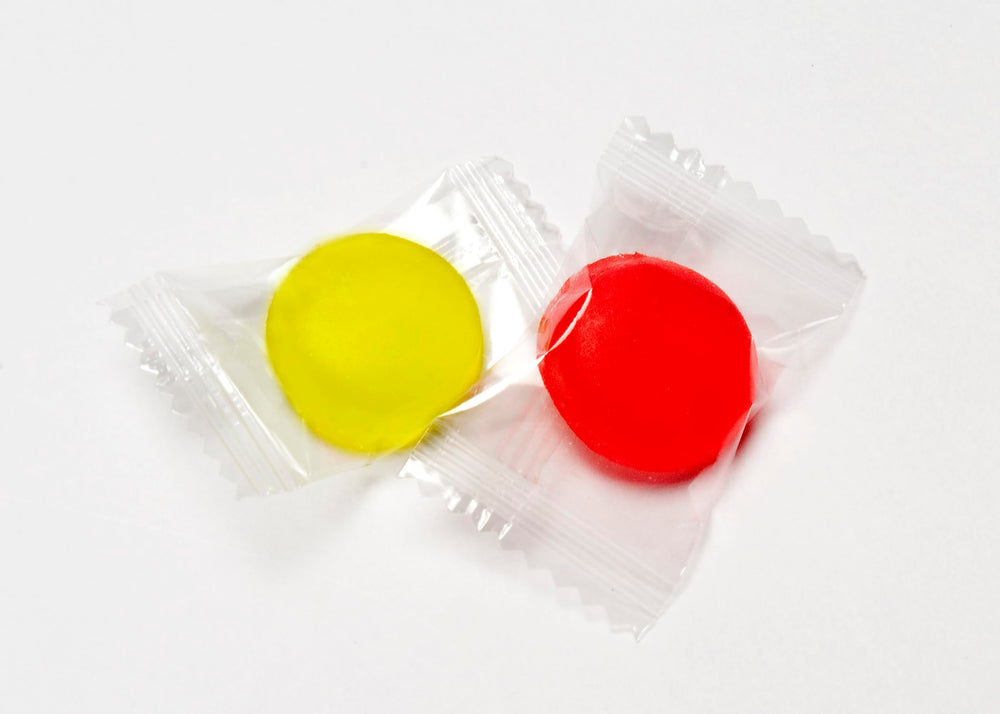 Cotton Mouth Lozenges bolsa resellable abierta con varias pastillas listas para llevar