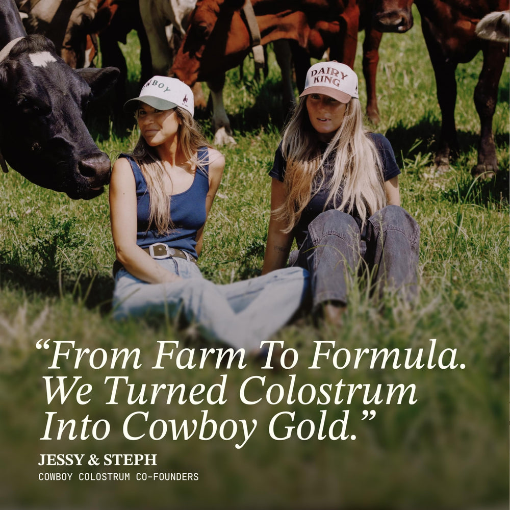 Sobres Cowboy Colostrum junto a una mano para comparar tamaño y portabilidad