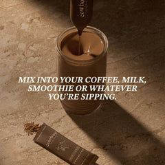 Cowboy Colostrum mezclado en batido de chocolate para una bebida nutritiva