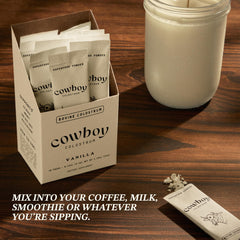 Cowboy Colostrum mezclado en batido, marca visible y bebida lista para consumir