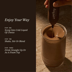 Smoothie servido en bol con Cowboy Colostrum integrándose para energía matutina