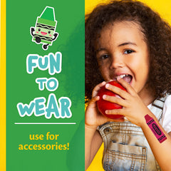 Crayola curita aplicada en mano demostrando uso seguro