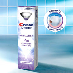 Crest persona aplicando la pasta en el cepillo en baño moderno