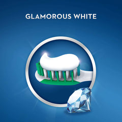 Crest 3D White tubo sobre lavabo mostrando integración en un ambiente de baño real