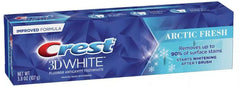 Crest 3D White uso en baño con persona cepillándose y aliento fresco