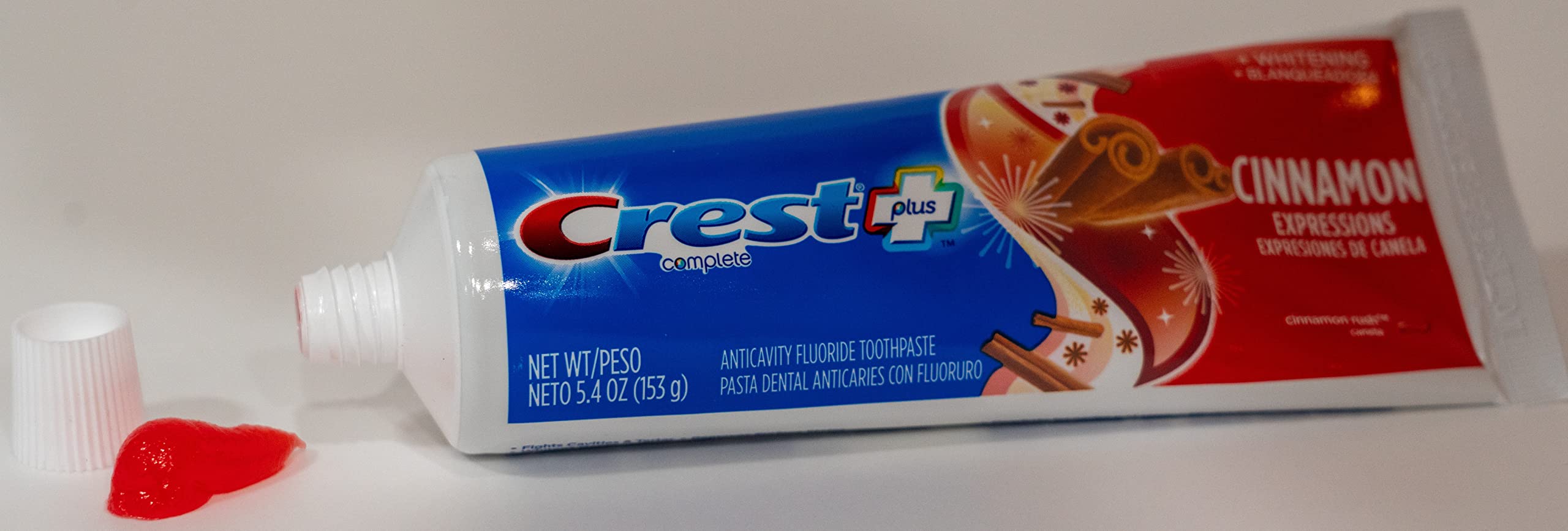 Crest en baño mostrando uso diario y sensación fresca de canela