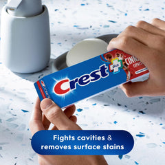 Crest persona cepillando mostrando uso diario y aliento fresco con sabor a canela