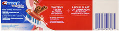 Crest Cinnamon Rush en uso en baño persona aplicando en cepillo para aliento fresco