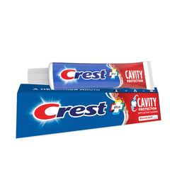 Crest tubo en mano mostrando tamaño real y conveniencia de 8.2 oz