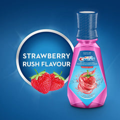 Familia en baño con Crest enjuague fresa, muestra conveniencia del pack de cuatro botellas