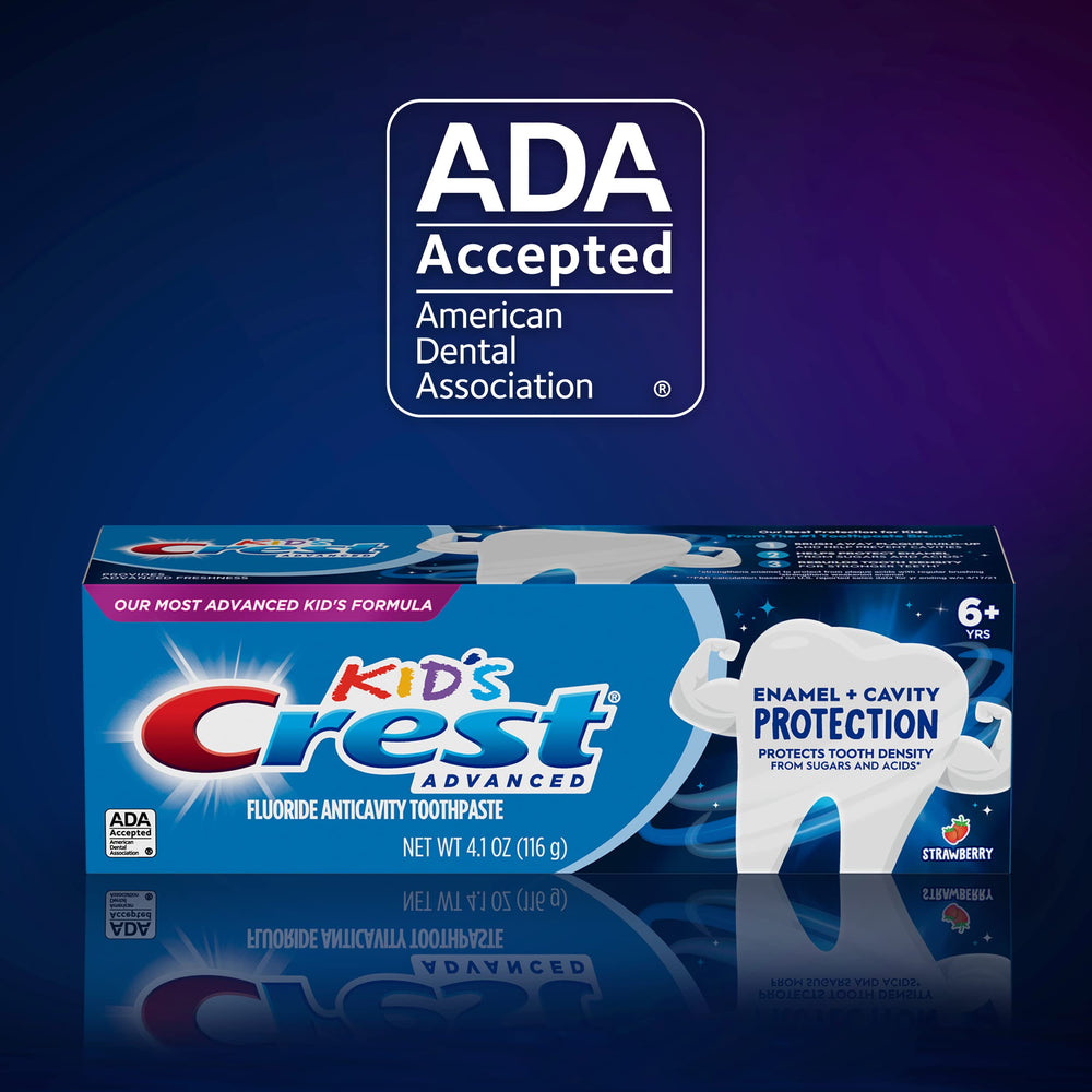 Crest familia sonriente usando producto en ambiente cotidiano