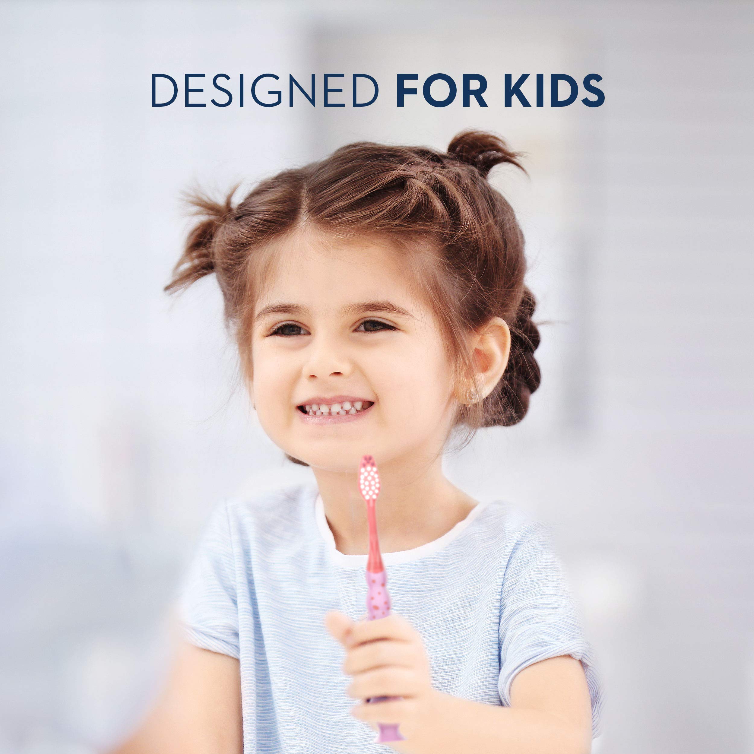 Crest pasta sobre cepillo infantil demostrando aplicación práctica y motivación