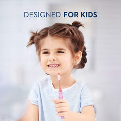 Crest pasta sobre cepillo infantil demostrando aplicación práctica y motivación