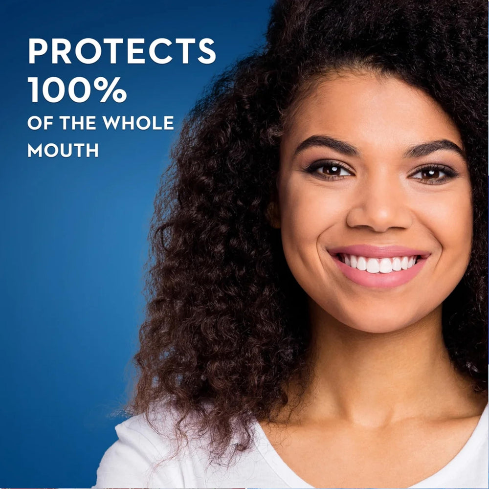 Crest Pro-Health en estante de baño en estilo de vida que inspira uso diario