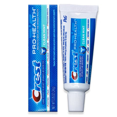 Crest Pro-Health junto a moneda para comparar tamaño compacto