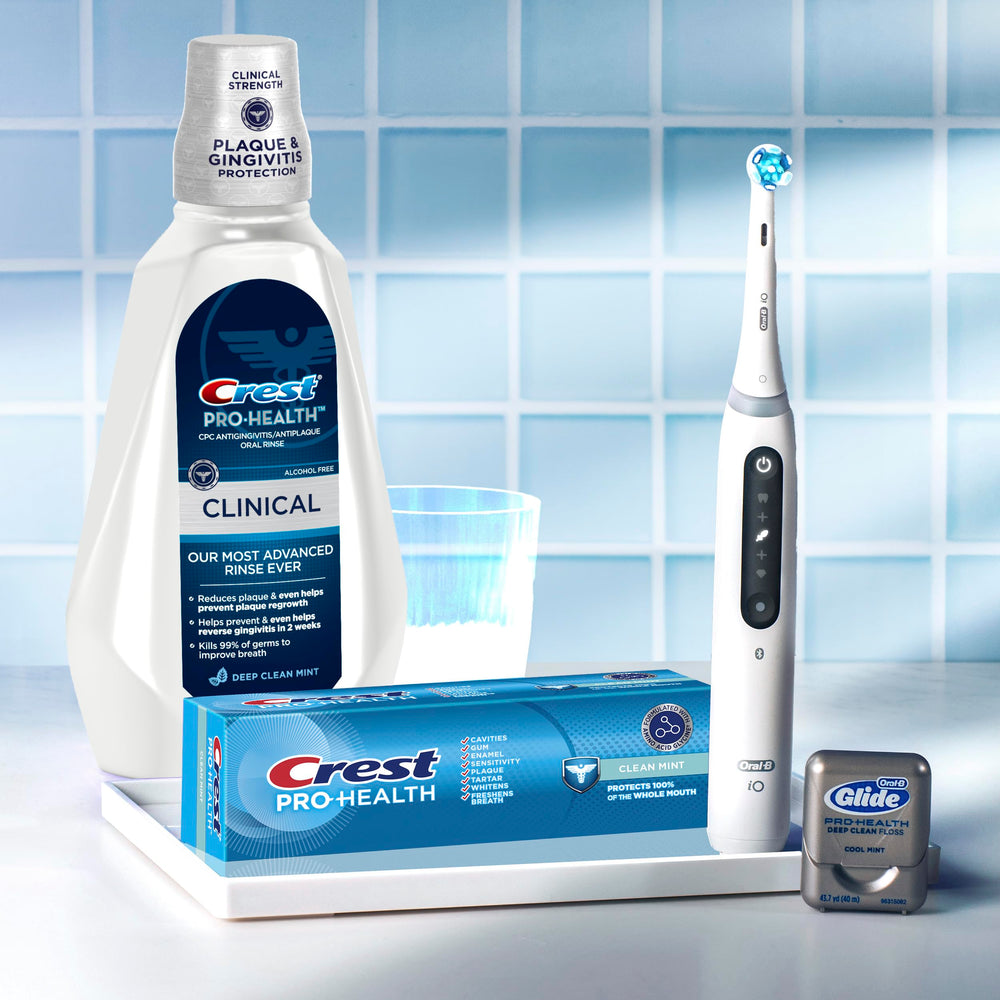 Crest Pro-Health Deep Clean Mint closeup sugiriendo aliento fresco