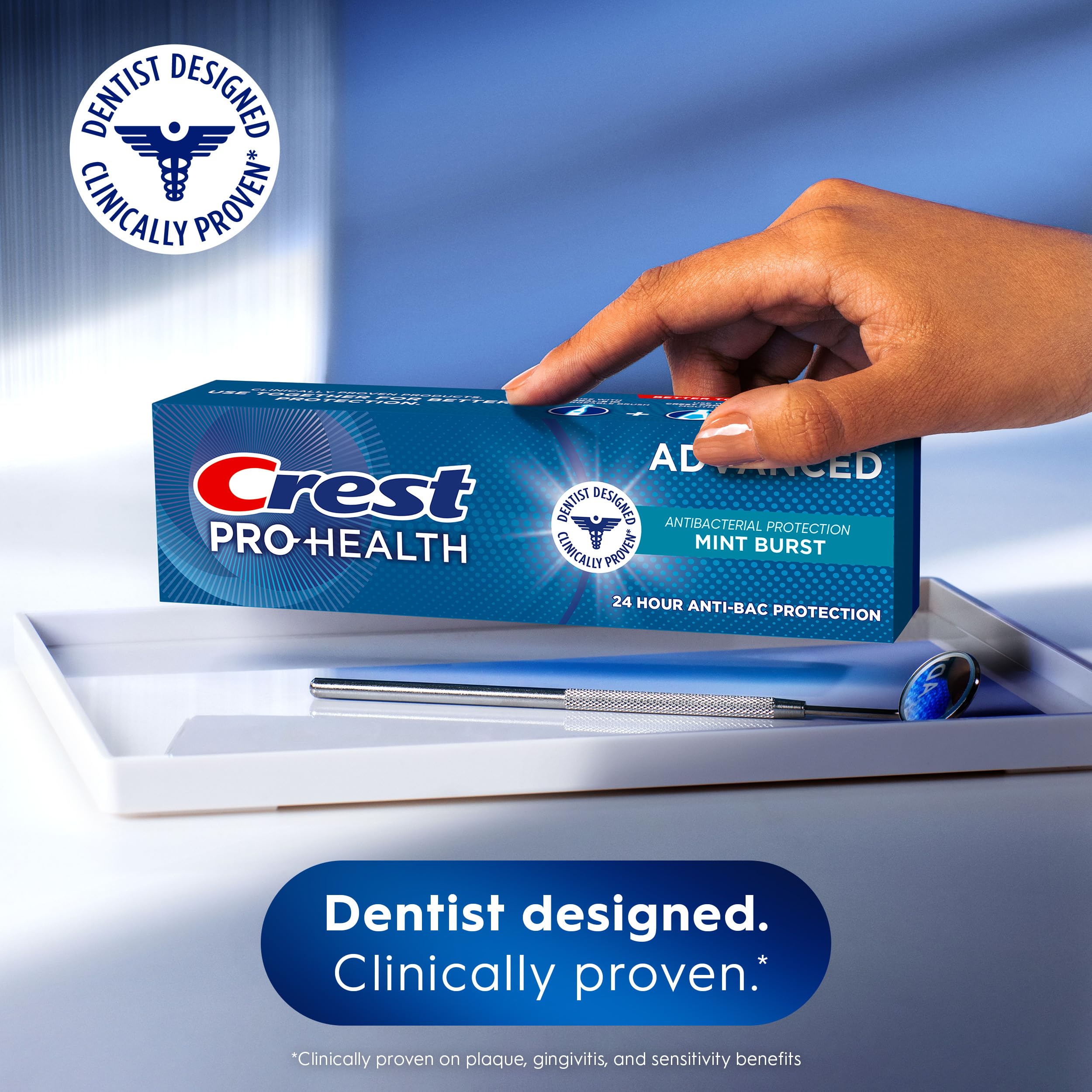 Crest persona cepillando dientes mostrando frescura y aliento