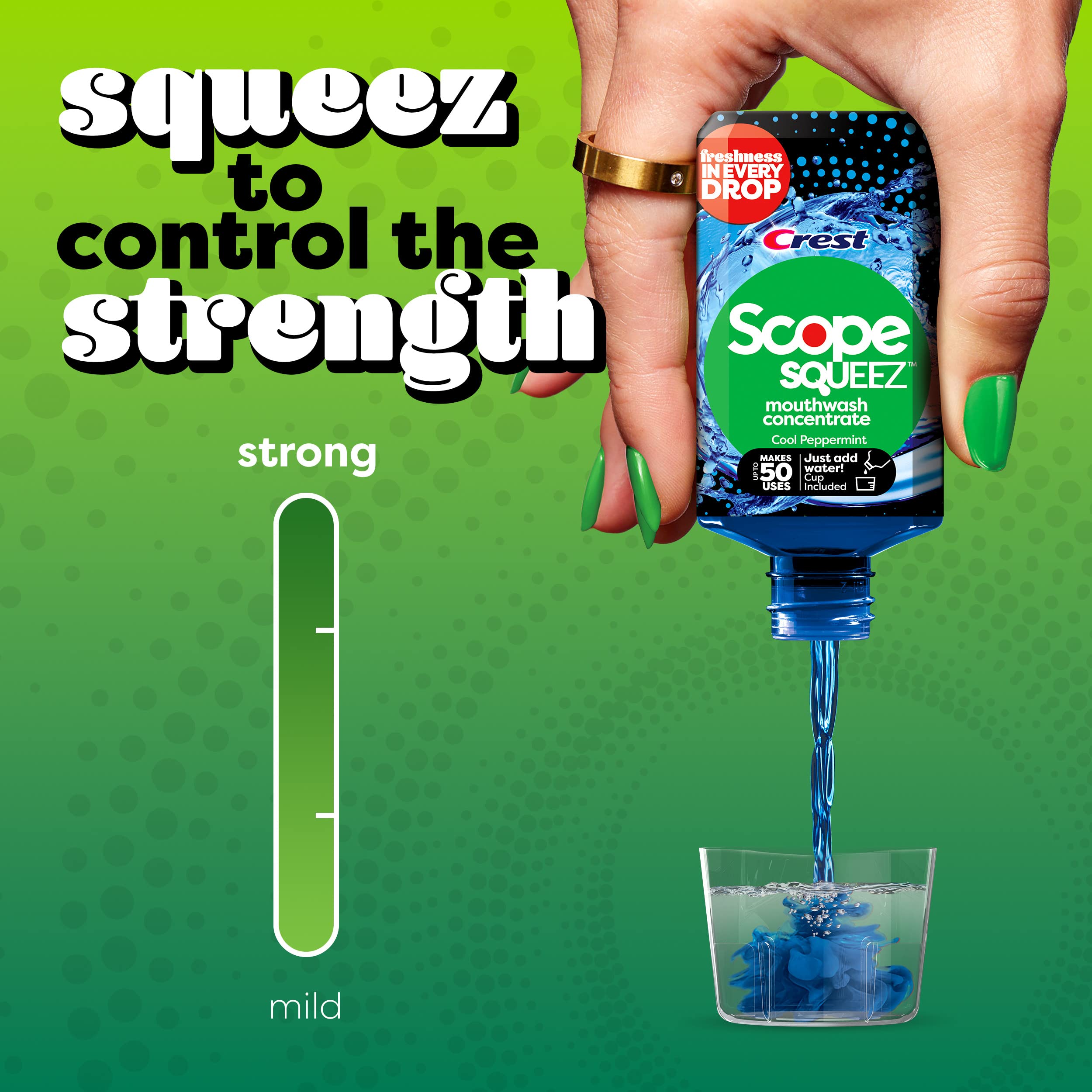 Crest taza incluida al lado del frasco para mezclar con agua y preparar enjuague