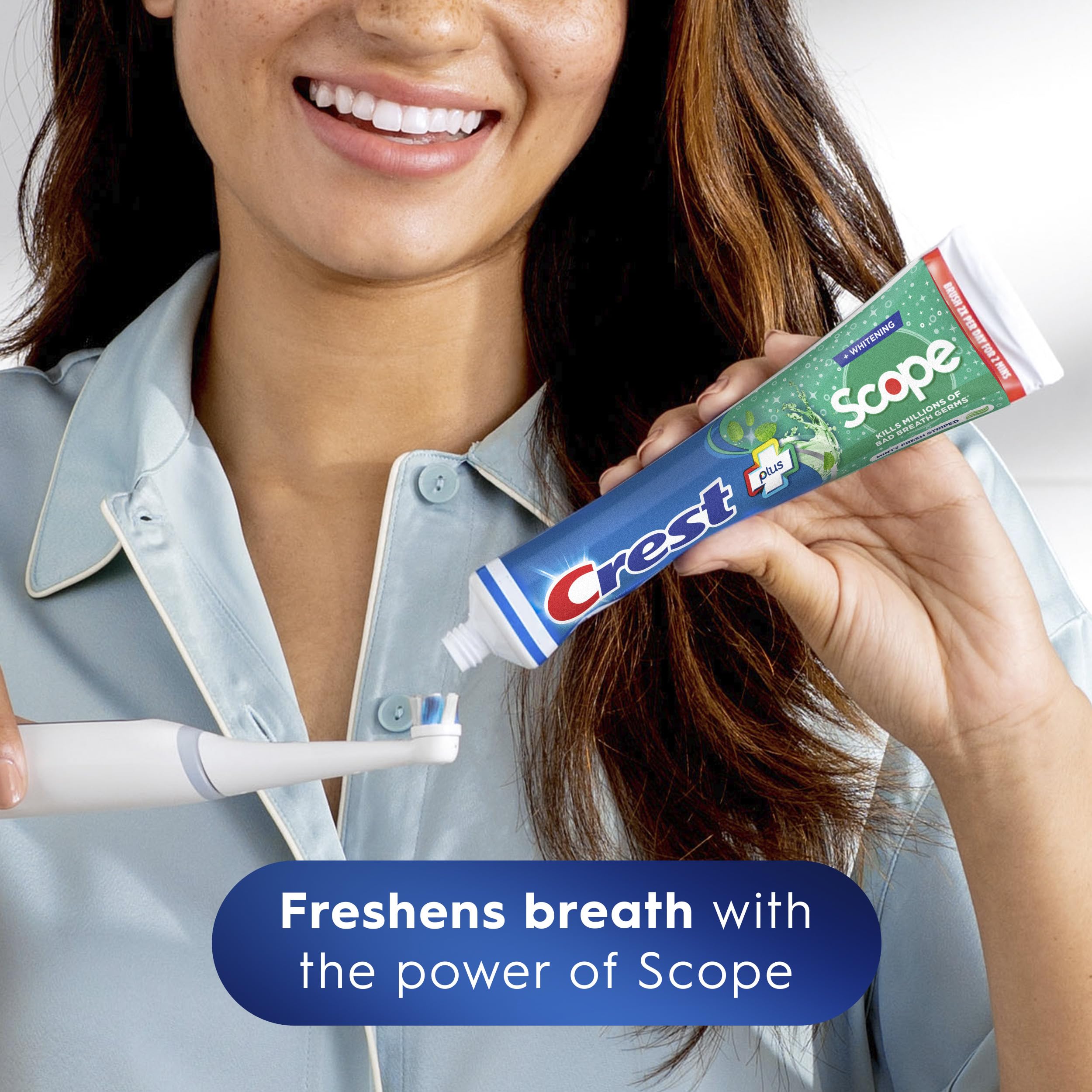 Crest con Scope persona cepillando dientes para aliento fresco inmediato