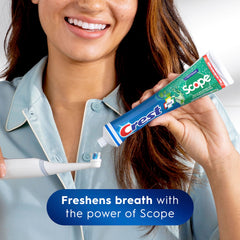 Crest con Scope persona cepillando dientes para aliento fresco inmediato