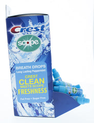 Crest Scope persona usando gota antes de reunión para confianza social