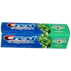 Crest tubo en mano para comparar tamaño 0,85 oz y verificar autorización TSA