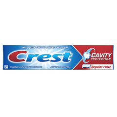 Crest tubo colocado sobre madera, enfoque en uso doméstico cotidiano
